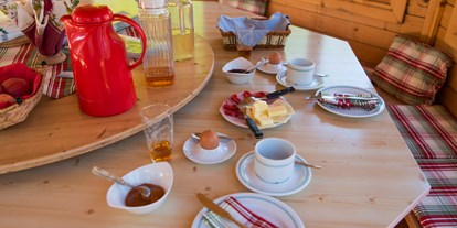 Pensionen - Umgebungsschwerpunkt: Fluss - Wels (Wels) - Leckeres Frühstück in den Sommermonaten 
im Pavillion serviert - Bauernhof Webinger