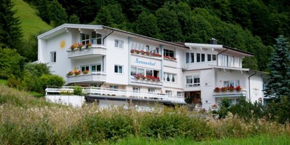Pensionen - Garten - Holzgau - Unser Sonnenhof im Sommer ! - Gästehaus Sonnenhof 