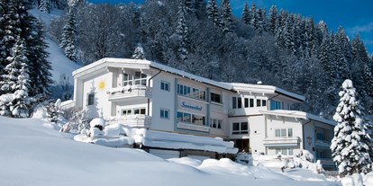 Pensionen - Balkon - Kleinwalsertal - Unser Sonnenhof im Winter ! - Gästehaus Sonnenhof 