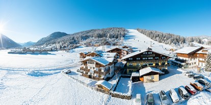 Pensionen - Garten - Radstadt - Außenansicht im Winter - direkt an der Skipiste beim Achterjet in Flachau - B&B Hotel Die Bergquelle