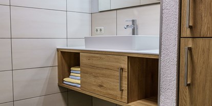 Pensionen - Kühlschrank - Pyhrn-Priel - Bad mit begehbarer Dusche: neue Apartments B und D - Haus Löger Apartments