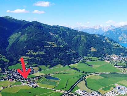 Pensionen - Umgebungsschwerpunkt: See - Salzburg - Blick eines Paragleiters auf die Sportpension Thayer - Sportpension Thayer