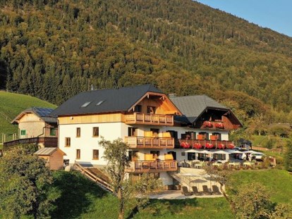 Pensionen - Wanderweg - Berg im Attergau - Stammhaus mit Neubau - Urlaub am Altroiterhof