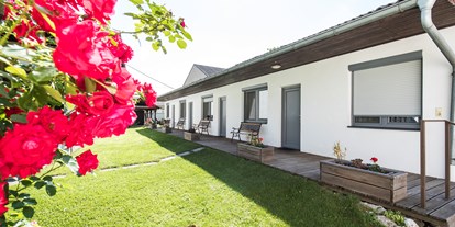 Pensionen - Garten - Halbturn - Ansicht Gästezimmer - Gästehaus & Weingut Markus Tschida