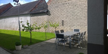 Pensionen - Garage für Zweiräder - Pöttelsdorf - Innenhof - Weingut und Gästehaus Salzl