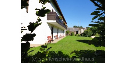 Pensionen - Art der Pension: Frühstückspension - Bayern - Südseite mit Terrasse und Balkon - Pension Haus Sonnenschein
