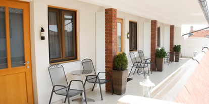 Pensionen - Terrasse - Apetlon - Gang zu den Zimmern bzw. auch Balkon vor den Zimmer, jedes Zimmer verfügt über eine Sitzmöglichkeit (1 Tisch mit 2 Stühlen) mit Blich in den Innenhof - Weingut Franz Schindler