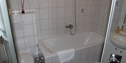 Pensionen - Umgebungsschwerpunkt: am Land - Oberschützen - Badewanne - Privatzimmer Inge
