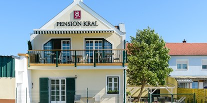 Pensionen - Frühstück: Frühstücksbuffet - Burgenland - Pension Kral - Ansicht vom hinten  - Pension Kral bike & wine