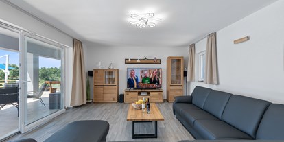 Pensionen - Kühlschrank - Šumber - Wohnzimmer mit Ledercouch - Villa Jasmin Sumber
