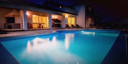 Pensionen - Balkon - Kroatien - Pool bei Nacht - Villa Jasmin Sumber