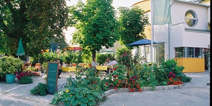 Pensionen - Frühstück: Frühstücksbuffet - Dobersberg (Dobersberg) - Südseitiger Gastgarten mit Kastanienbäumen - Gasthof-Pension Zur Hammerschmiede
