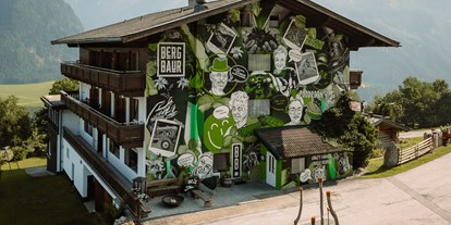 Pensionen - Parkplatz: kostenlos bei der Pension - Aurach bei Kitzbühel - Alpine Jungle Mural - BergBaur