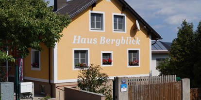 Pensionen - WLAN - Pitten - Hausansicht am Ortsrand  - Haus Bergblick