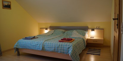 Pensionen - Oberwaltersdorf - Ahornzimmer mit Doppelbett und eigenem Sanitär - Haus Bergblick