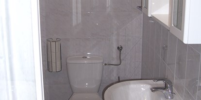 Pensionen - Gutenstein - Sanitärbereich - neu investiert Toilette, Waschmuschel, Dusche - Haus Bergblick