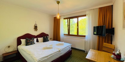 Pensionen - Garten - Wiener Alpen - Doppelzimmer mit Doppelbett - Dorfpension Mariahilfberg