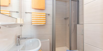 Pensionen - Balkon - Fieberbrunn - Appartement 2 - Badezimmer für Doppelzimmer - Apartments Salzburgerhof
