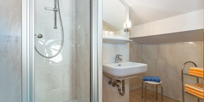 Pensionen - Kühlschrank - Pinzgau - Appartement 3 - Badezimmer zu Dreibettzimmer - Apartments Salzburgerhof
