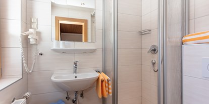 Pensionen - Umgebungsschwerpunkt: Berg - Saalbach - Appartement 3 - Badezimmer zu Doppelzimmer - Apartments Salzburgerhof