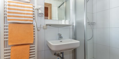 Pensionen - Umgebungsschwerpunkt: am Land - Viehhofen - Appartement 3 - Badezimmer zu Doppelzimmer - Apartments Salzburgerhof