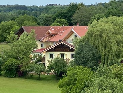 Pensionen - Garten - Oberbayern - eingebettet am Wald - Pension am Weberhof