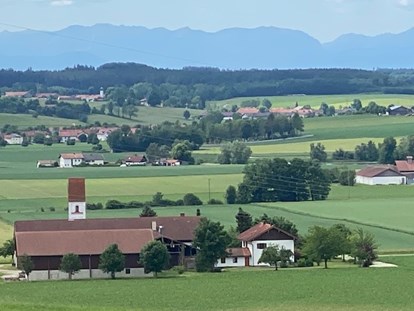 Pensionen - Balkon - Steinhöring - Blick in die Berge  aufgenommen vom Fuchsberg - Pension am Weberhof
