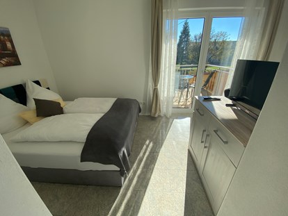 Pensionen - Umgebungsschwerpunkt: Berg - Oberbayern - Doppelzimmer 102 mit Balkon - Pension am Weberhof