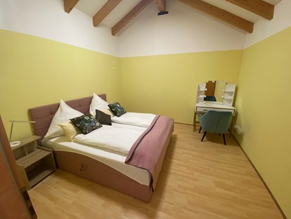 Pensionen - Moosinning - Suite Schlafzimmer 1 - Pension am Weberhof