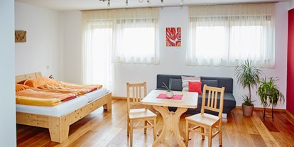 Pensionen - WLAN - Mitterarnsdorf - Zimmer Thalland im Obergeschoß, mit 38m² auch als Familienzimmer oder Mehrbettzimmer (max. 4 Pers.) nutzbar - Schmankerl und Gast Familie Heiderer