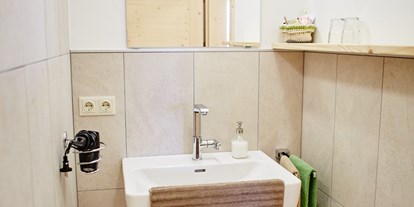 Pensionen - Atzenbrugg - Bad mit Trennwand zur barrierefreien Dusche im Zimmer Heide und Thalland - Schmankerl und Gast Familie Heiderer