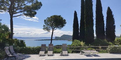 Pensionen - Umgebungsschwerpunkt: See - Italien - Der Blick auf die Rocca von Manerba aus dem Pool bereich - Villa Schindler