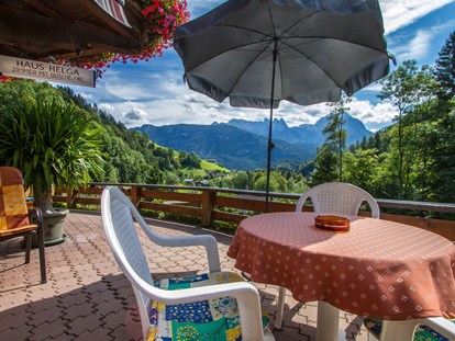 Pensionen - Garten - Österreich - Große sonnige Terrasse für Frühstück im Freien oder zum gemütlichen Zusammensitzen - Haus Helga
