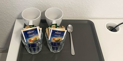 Pensionen - Art der Pension: Privatzimmervermietung - Niedersachsen - Tassen, Besteck, Tee, Kaffee - Pension in Emden