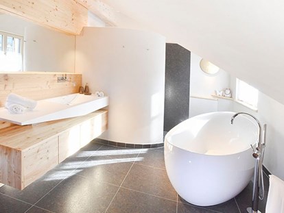 Pensionen - Balkon - Vöcklamarkt - Bad mit freistehender Badewanne in der Wachtberg-Suite - Florineum