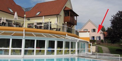 Pensionen - Kühlschrank - Rauchwart - Apartment mit Blick zum Sportbecken - Ferienapartment  im Biodorf Bad Waltersdorf