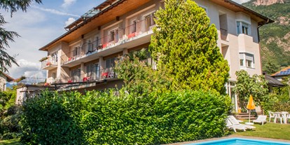 Pensionen - Trentino-Südtirol - Außenansicht vom Haus mit Pool - Weingarten Terlan - Rooms & Breakfast