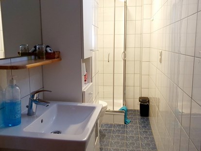 Pensionen - Radweg - Österreich - Badezimmer 
Dusche  und Toilette in der Wohneinheit  - Casa Zara