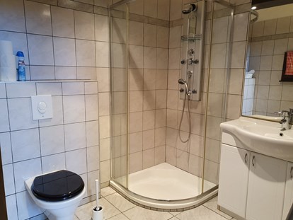 Pensionen - Wanderweg - Nordburgenland - In Keller befindet sich ein historisches Gewölbekeller mit einer Bar und einem Badezimmer (Toilette/ Dusche). - Casa Zara