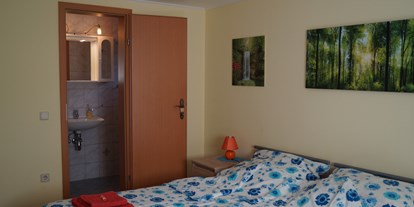 Pensionen - Umgebungsschwerpunkt: Berg - Maiersdorf - Schlafzimmer mit Sanitär - Appartment Robert