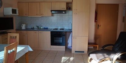 Pensionen - Bad Erlach - die eingerichtete Küche mit Kühlschrank, Herd, Mikrowelle, Wasserkocher - Appartment Robert