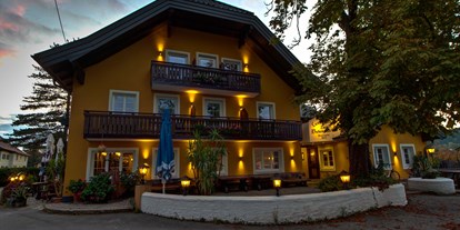 Pensionen - Restaurant - Strobl - Hotel-Landgastho-Bar "ZUM BETENMACHER"

In den Jahren um 1664 wurden in unserem Haus Rosenkränze (Beten) geknüpft - daher der Name Betenmacher. - Gasthof Betenmacher