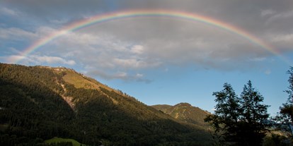 Pensionen - Umgebungsschwerpunkt: Berg - Abtenau - Regenbogen auf der Liegewiese - Haus Hirschpoint