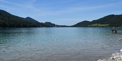 Pensionen - Umgebungsschwerpunkt: See - Steinbach am Attersee - Blick vom privaten Badeplatz Richtung Schloß Fuschl - Pension Salzburger Hof
