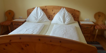 Pensionen - Garten - Weißpriach - Doppelzimmer aus Zirbenholz - Ferienwohnung Auenschuster
