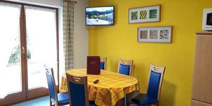 Pensionen - Tiroler Oberland - Wohnraum mit Küchenzeile - Apart Christina - Tarrenz/Imst
