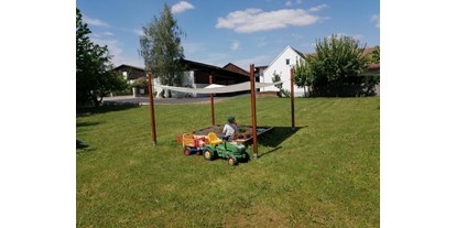 Pensionen - Frühstück: Frühstücksbuffet - Alberndorf im Pulkautal - unser Garten mit Spielplatz - Wohlfühlhof Bachzelt