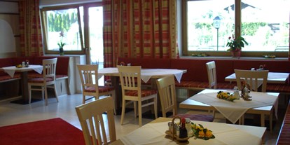 Pensionen - Sauna - Tirol - der Frühstücksraum mit Sonnenterasse lädt zu einen guten Start in den Tag ein,
auf Nachfrage können unsere Gäste ihn auch gerne Abends für Spieleabende oder dergleichen benützen - Ferienhaus Zillertal