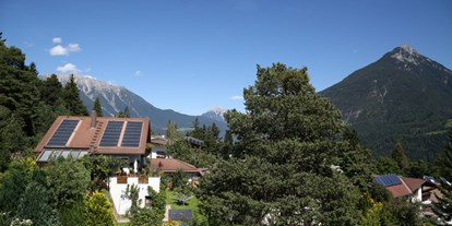 Pensionen - Terrasse - St. Leonhard im Pitztal - Haus Florian mit Hausberg Tschirgant - Apart Haus Florian Imst Tirol