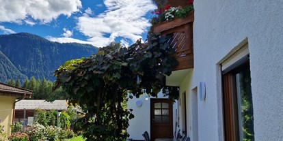 Pensionen - Umgebungsschwerpunkt: Fluss - Holzgau - Terrasse mit Weinlaube - Apart Haus Florian Imst Tirol